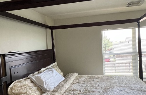Klein House | Luxurious & comfortable townhome located near all stores you could need possible