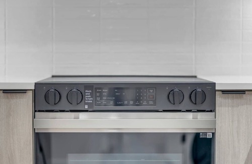 Langley Apartment | Luxurious Cozy Condo in Langley