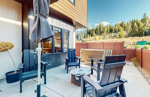 Gorgosa House | Luxurious, dog-friendly home w/private hot tub, W/D, AC, WiFi, near slopes