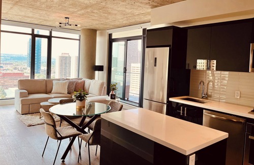 Connaught Condo | Luxurious downtown condo | pool | gym | A/C | heated underground parking