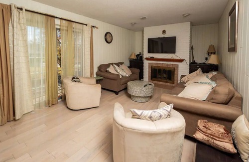 Moline Condo | Luxurious Faimly-friendly nEatery,Walmart,JohnDeere World Headquarters&lot more.