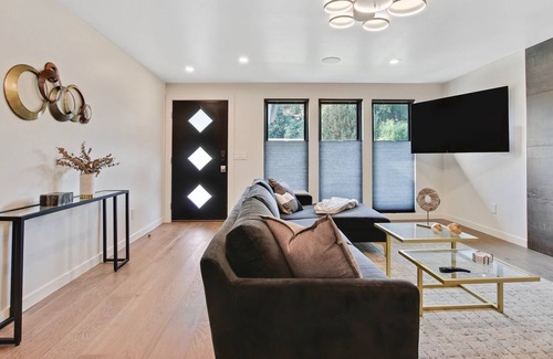 Eagle House | Luxurious Fully Equipped 3BR Private Home in Eagle