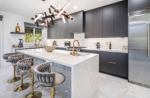 Seven Hills House | Luxurious Home: Pool, Gym, Cinema, & More