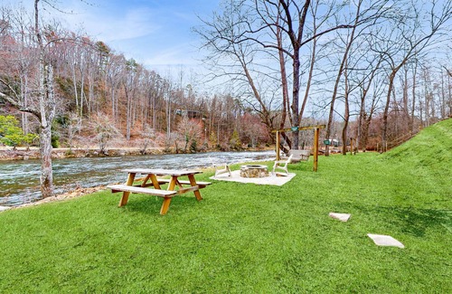 Sylva House | Luxurious home right on the river w/a full kitchen - perfect for fishing