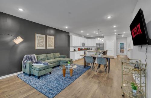 Durham House | Luxurious King 3BR Townhouse Mins to Downtown!