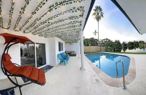 Miramar House | Luxurious Lake View Pool and Gaming Villa