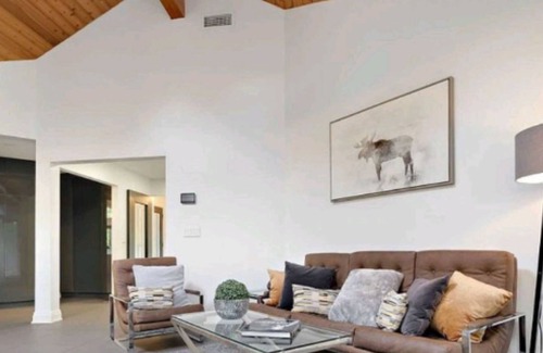 Erin House | Luxurious living| Heated Pool| Hot Tub| Backyard Pond all on 14 acres!