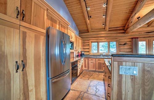 Spanish Valley House | Luxurious Log Cabin Near Moab & Red Rock Canyons!