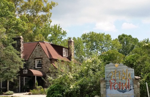 Monteagle Cabin | Luxurious Log Cabin With Breathtaking Bluff View and Hot Tub!