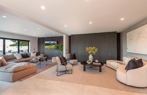 Tarzana House | Luxurious Mansion Exquisite 6BR Home with Pool!