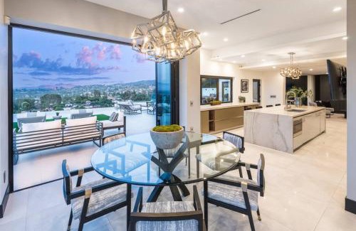 Tarzana House | Luxurious Mansion Exquisite 6BR Home with Pool!