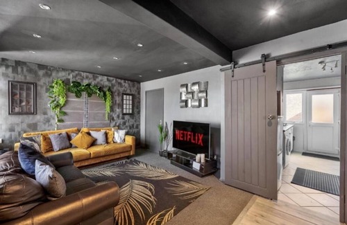 Canterbury House | Luxurious Modern House with Hot Tub and Free Parking