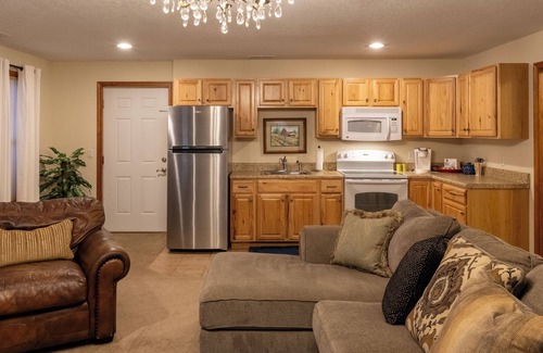 Franklin House | Luxurious Mountain Home Perfectly Located only 3 Miles from Downtown Franklin NC