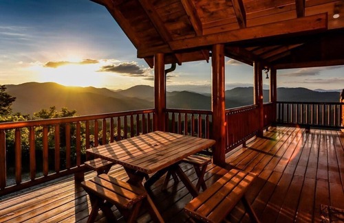 Lake Lure Cabin | Luxurious Mountain Retreat with Amazing Views