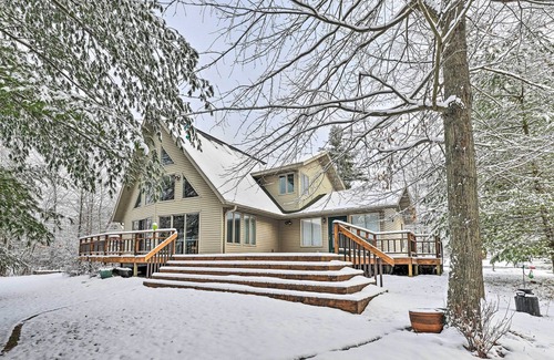 Neillsville House | Luxurious Neillsville Retreat on Lake Arbutus