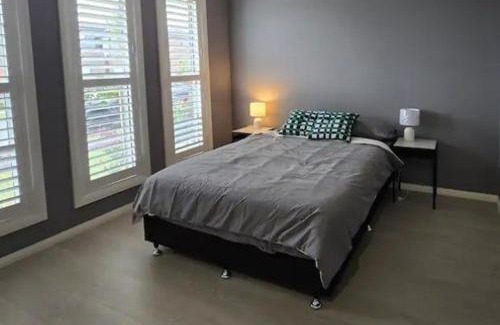 Marsden Park Villa | Luxurious new 5 bedroom house and Double garage