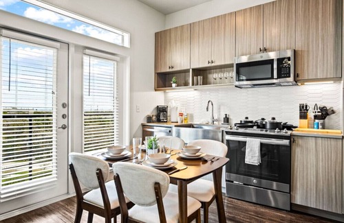 West Oak Hill Apartment | Luxurious New Unit|1Bd1Ba|Pool, Golf Sim