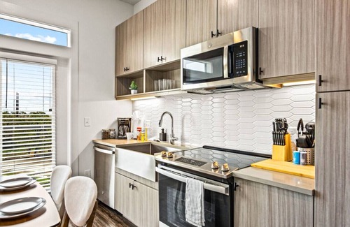 West Oak Hill Apartment | Luxurious New Unit|1Bd1Ba|Pool, Golf Sim