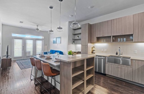 West Oak Hill Apartment | Luxurious New Unit|1Bd1Ba|Pool, Golf Sim