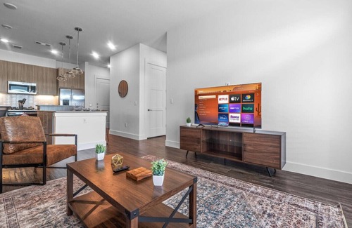 West Oak Hill Apartment | Luxurious New Unit|1Bd1Ba|Pool, Golf Sim