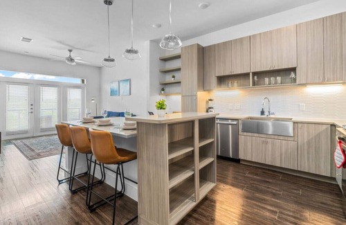 West Oak Hill Apartment | Luxurious New Unit|1Bd1Ba|Pool, Golf Sim