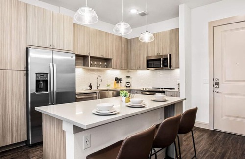 West Oak Hill Apartment | Luxurious New Unit|1Bd1Ba|Pool, Golf Sim