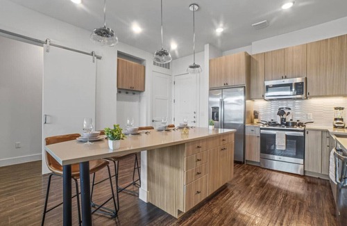 West Oak Hill Apartment | Luxurious New Unit|2Bd2Ba|Pool, Golf Sim