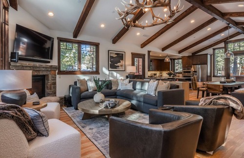 Mammoth Lakes House | Luxurious, One of a Kind Home on Golf Course. 2 Private Hot Tubs & Gas Grill