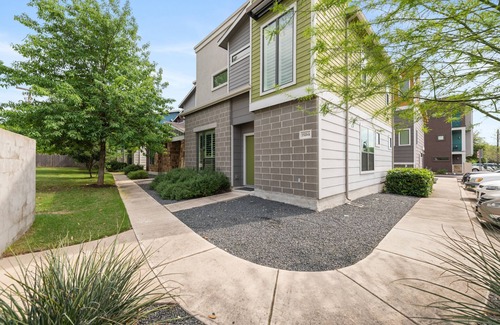 North Austin Civic Association Condo | LUXURIOUS Posh Condo 3 Beds/3 Full Baths! Upscale Deco 5 Minutes From The Domain
