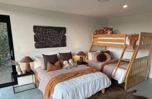 Brookfield House | Luxurious retreat on acreage, 12 k's from the city. Large family friendly!!
