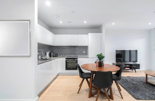 Royal Docks Apartment | Luxurious Riverside Apartment in Central London