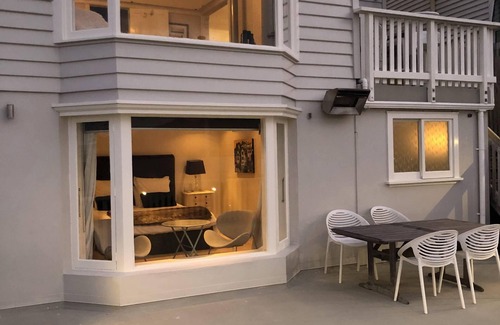 Wellington Apartment | Luxurious & Romantic Studio with harbour views & outdoor living, all day sun!