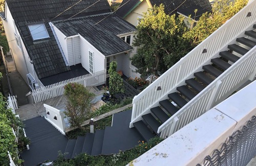 Wellington Apartment | Luxurious & Romantic Studio with harbour views & outdoor living, all day sun!