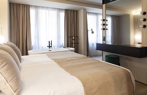 Sant Nicolau Hotel | Luxurious Room in a Fabolous Location! Modern Suite w/Large Window