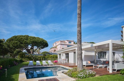 Pointe Croisette Villa | Luxurious Seaside Villa with Pool & Sea View by Plage du Midi