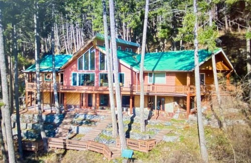 Bigfork House | Luxurious Stay/Walkable Location/Lakefront Sunsets