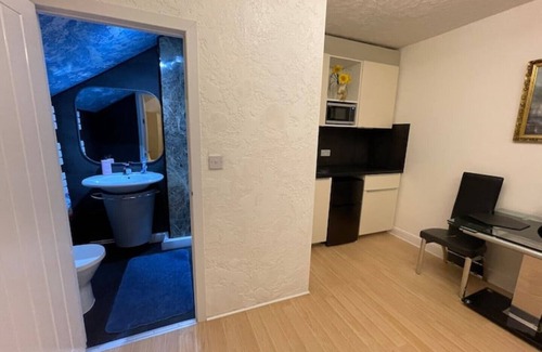 Manchester Apartment | Luxurious Studio Cloud & Good Links to City Centre