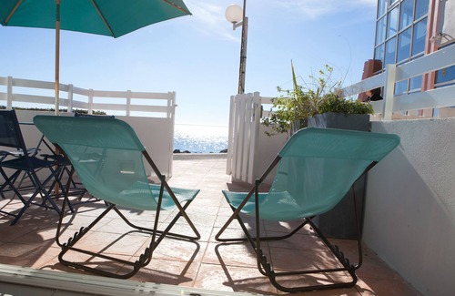 Meze Apartment | luxurious studio 'feet in the water' (3 meters from the pond).