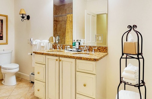 Belfast Apartment | Luxurious studio with fireplace & soaking tub - in downtown Belfast
