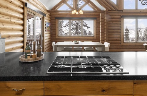 Summit Park Cabin | Luxurious Summit Vista / Hot Tub / Pool Table / 4 BR / 12 Guests / Gorgeous View