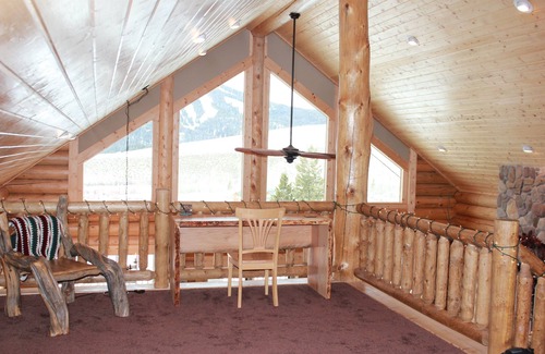 Polaris Cabin | Luxurious SW Montana Log Cabin near Maverick Mountain skiing & Elkhorn Hotspring