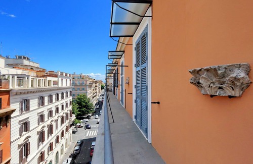 Rione XVI Ludovisi Apartment | Luxurious three-room apartment with balcony, at the corner of Via Veneto