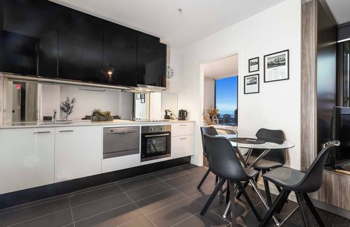 Docklands Apartment | Luxurious Urban Retreat with Stunning Views