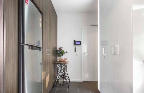 Docklands Apartment | Luxurious Urban Retreat with Stunning Views