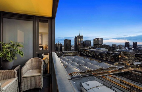 Docklands Apartment | Luxurious Urban Retreat with Stunning Views