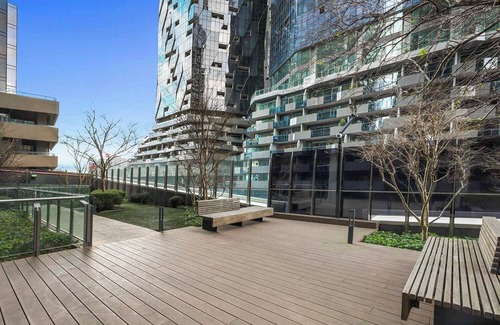 Docklands Apartment | Luxurious Urban Retreat with Stunning Views