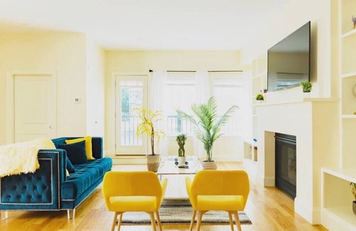 Oak Square House | Luxurious Urban Oasis with Patio and Free Parking