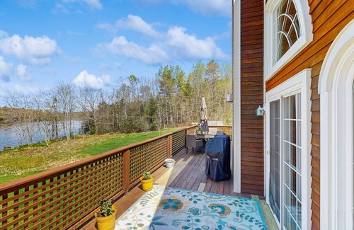 Belfast House | Luxurious Waterfront Retreat on Nine Acres, Just 4 Minutes from Belfast