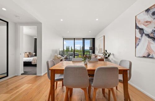 Kingston Apartment | Luxurious Waterfront Unit with Breathtaking Views - Hosted by Canstay