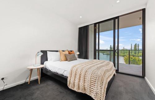 Kingston Apartment | Luxurious Waterfront Unit with Breathtaking Views - Hosted by Canstay